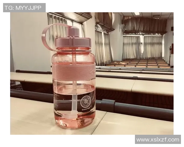 足球明星运动水杯助力运动爱好者畅享健康生活与激情赛事体验
